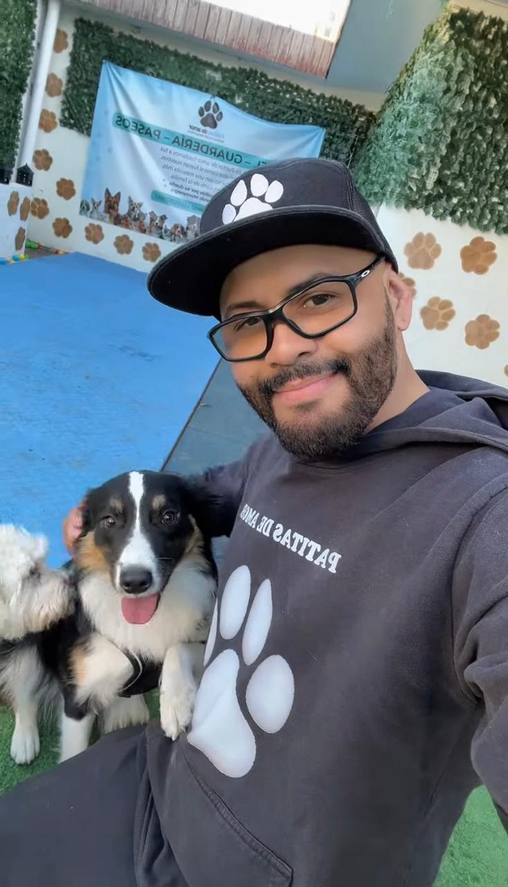 Dos perros mestizos posando juntos sonriendo en guardería San Miguel