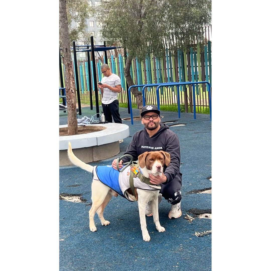 Orlando caminando con dos perros con correa por vereda de San Miguel